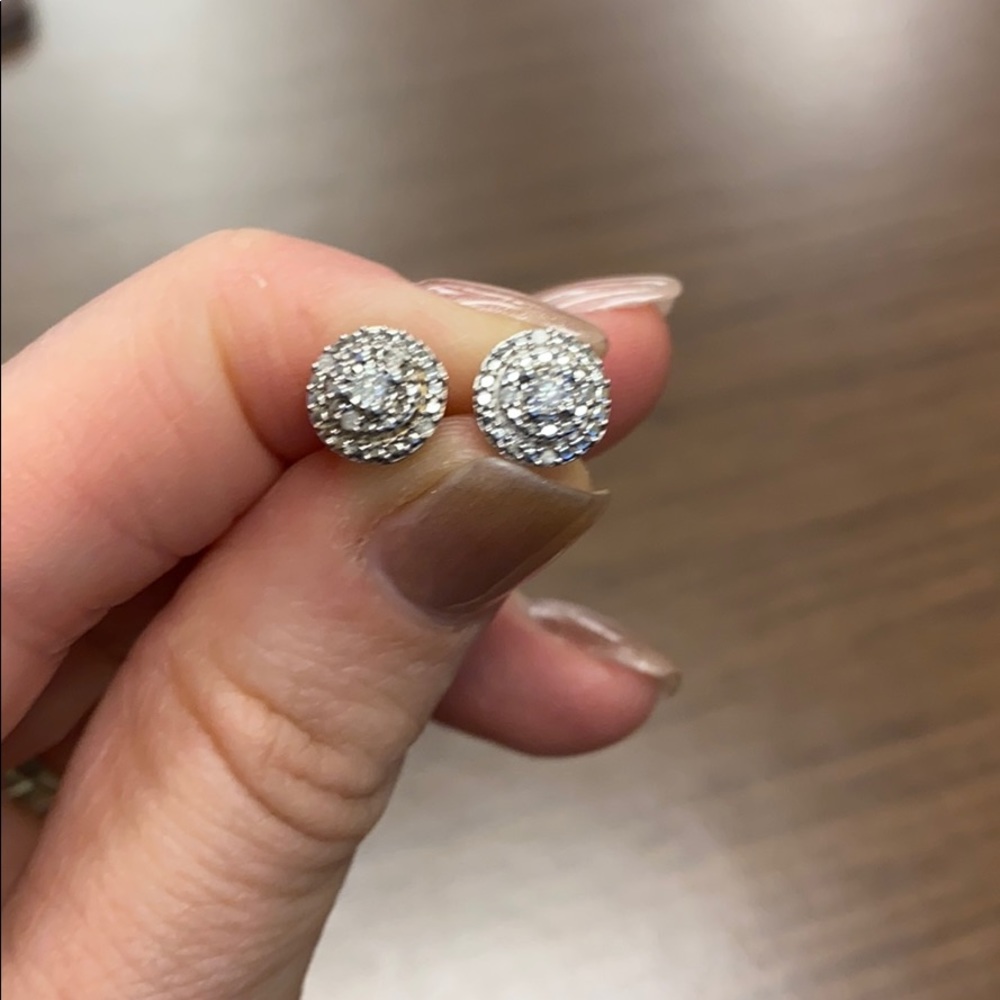 Diamond halo stud earings